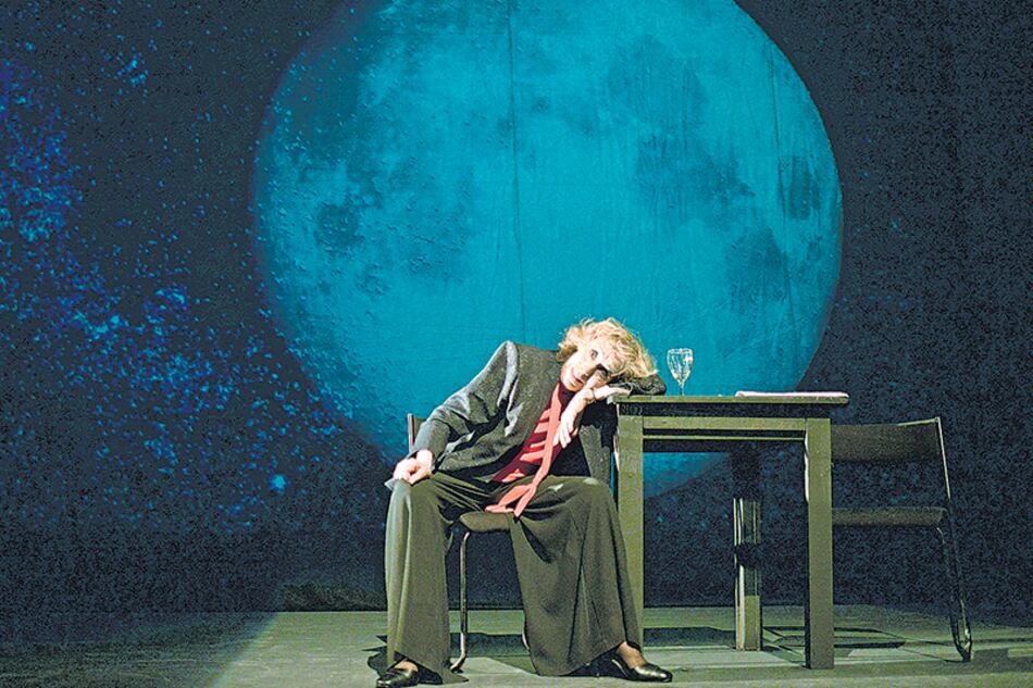 En Solo una actriz de teatro, la uruguaya Estela Medina homenajea a su maestra Margarita Xirgu.