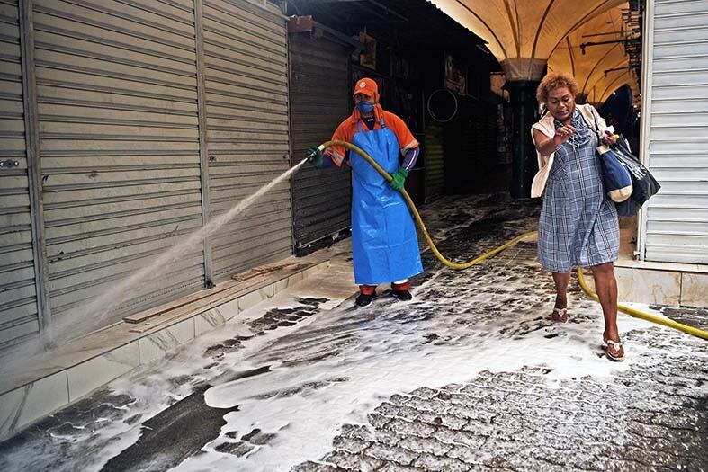 Un trabajador municipal desinfecta un mercado en la favela de Rocinha, en Río de Janeiro. 
