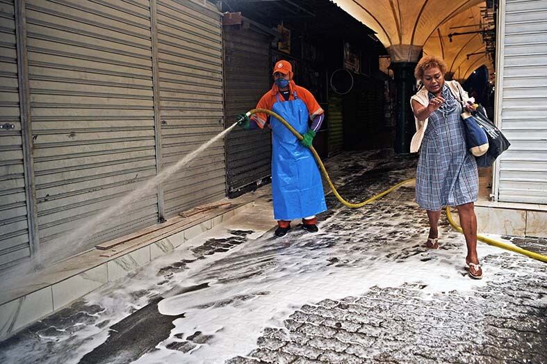 Un trabajador municipal desinfecta un mercado en la favela de Rocinha, en Río de Janeiro.
