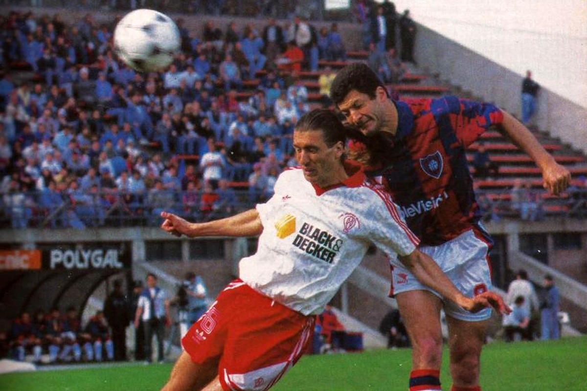 El Pampa Biaggio se eleva sobre Alejandro Giuntini para el 1-0 parcial.