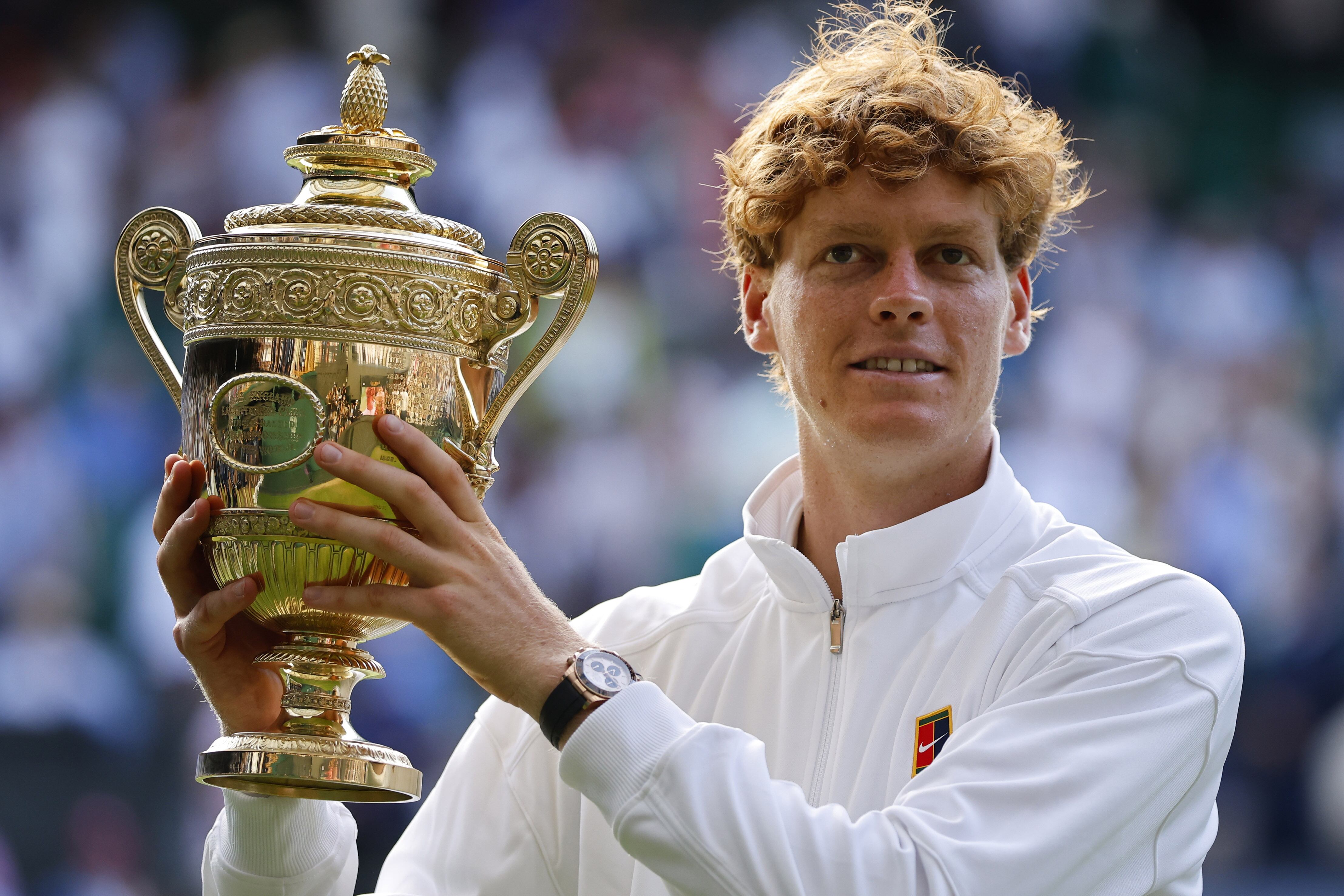 Jannik Sinner levanta el trofeo como nuevo campeón de Wimbledon