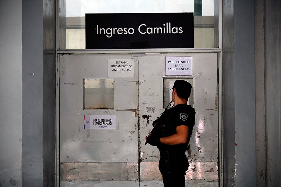 Los delincuentes dispararon en su fuga y uno fusiló al policía de guardia.