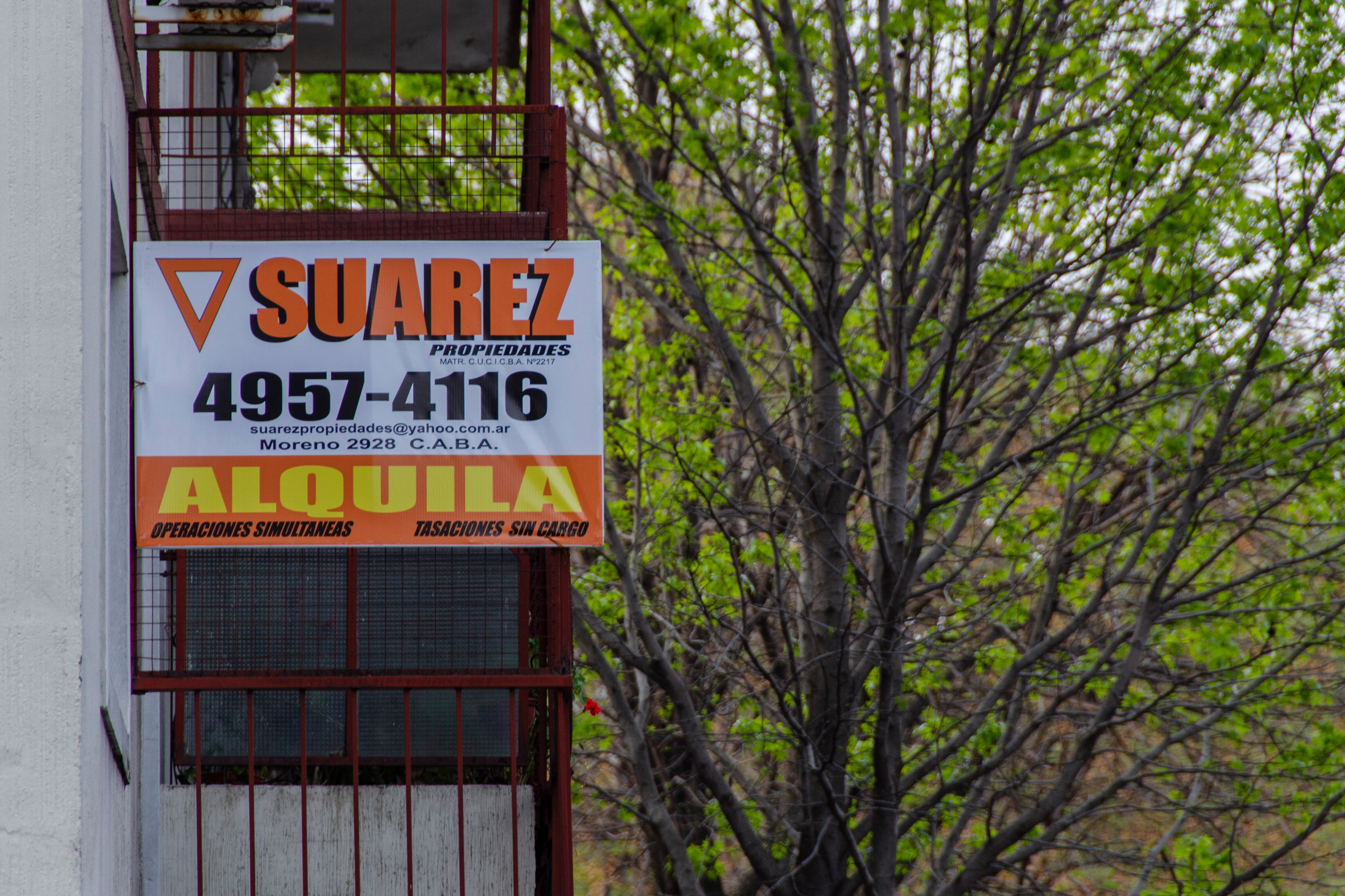 Los inquilinos que firmaron un contrato en diciembre del año pasado percibirán un aumento de alrededor del 77,58% el próximo mes. (Télam)