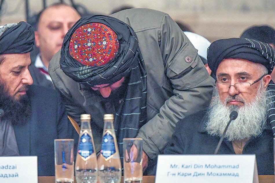 Dirigentes talibanes participan de la cumbre en Moscú.