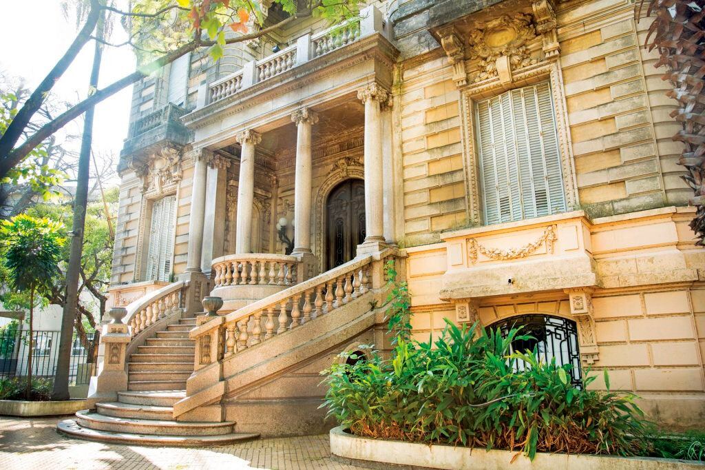 El centenario edificiio del Palacio Ceci, donde funciona la escuela de sordos Bartolomé Ayrolo.
