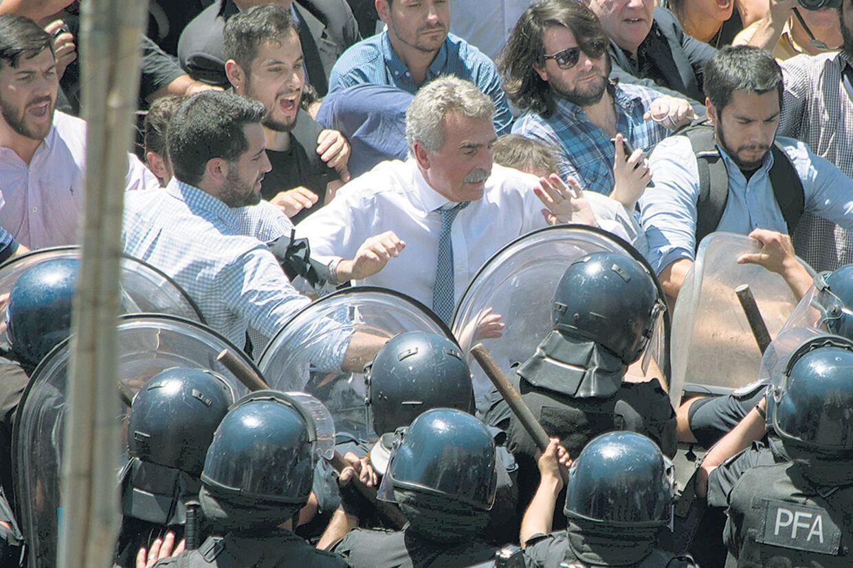 Las fuerzas de seguridad reprimieron el jueves a varios diputados opositores y dificultaron su ingreso al Congreso.