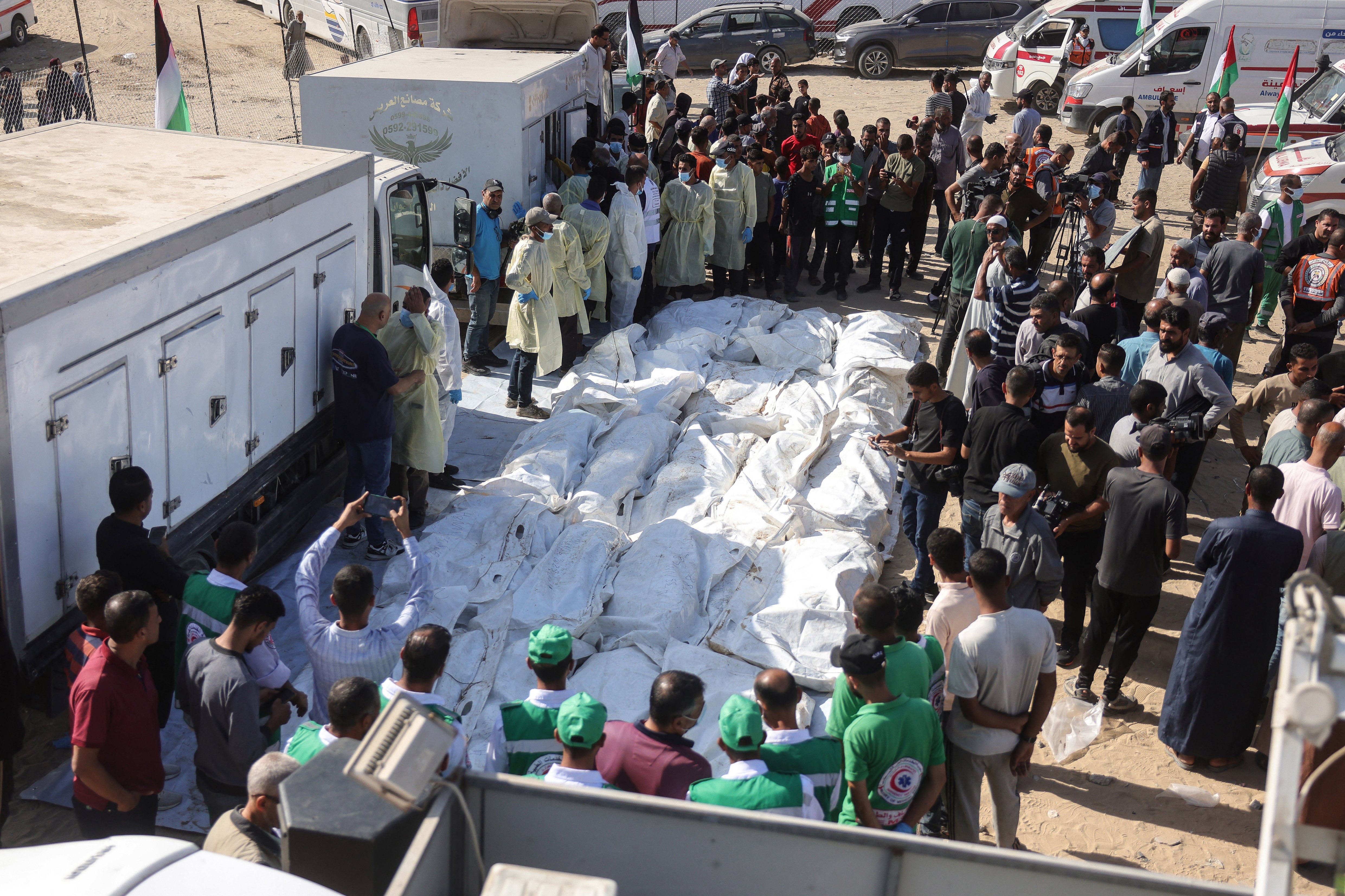 Los restos de los palestinos llegan al hospital de Khan Yunis en la Franaja de Gaza.