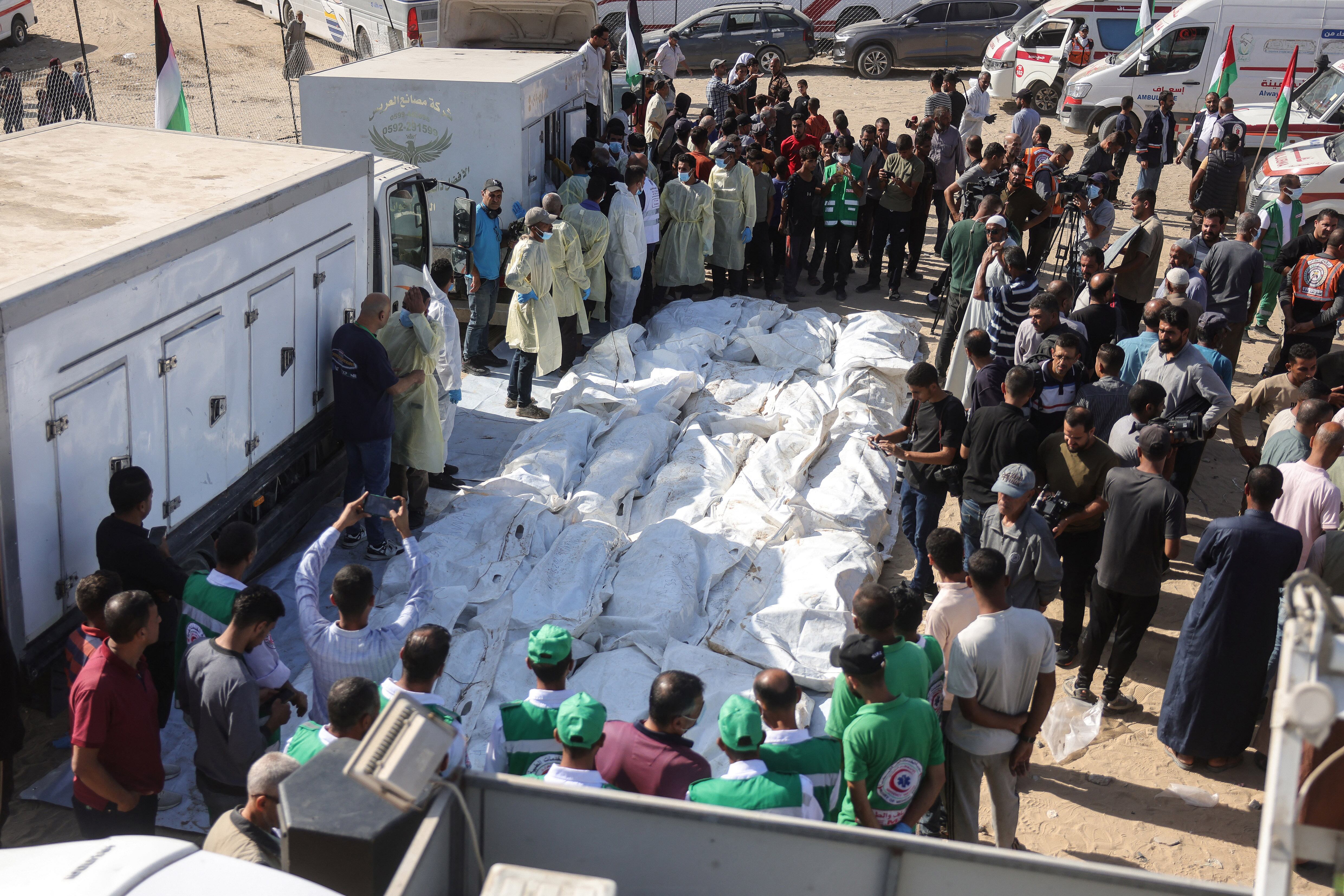 Los restos de los palestinos llegan al hospital de Khan Yunis en la Franaja de Gaza.