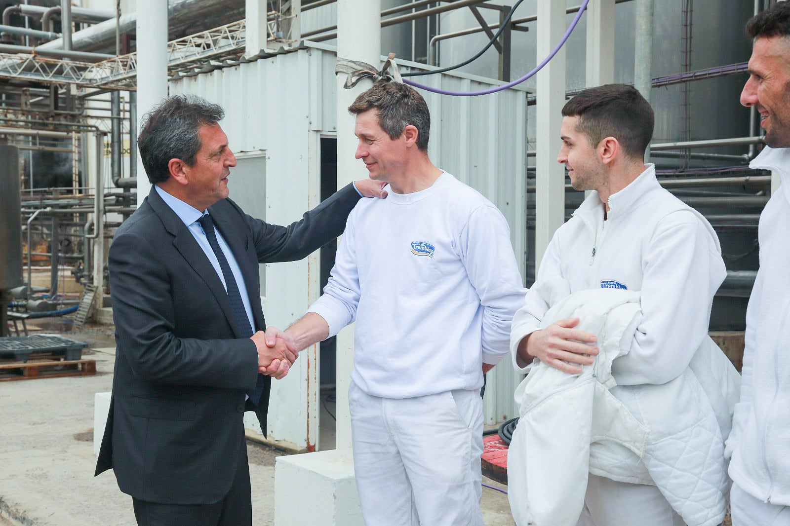 Massa saluda a trabajadores de la firma láctea Tremblay, de Pilar (Santa Fe)