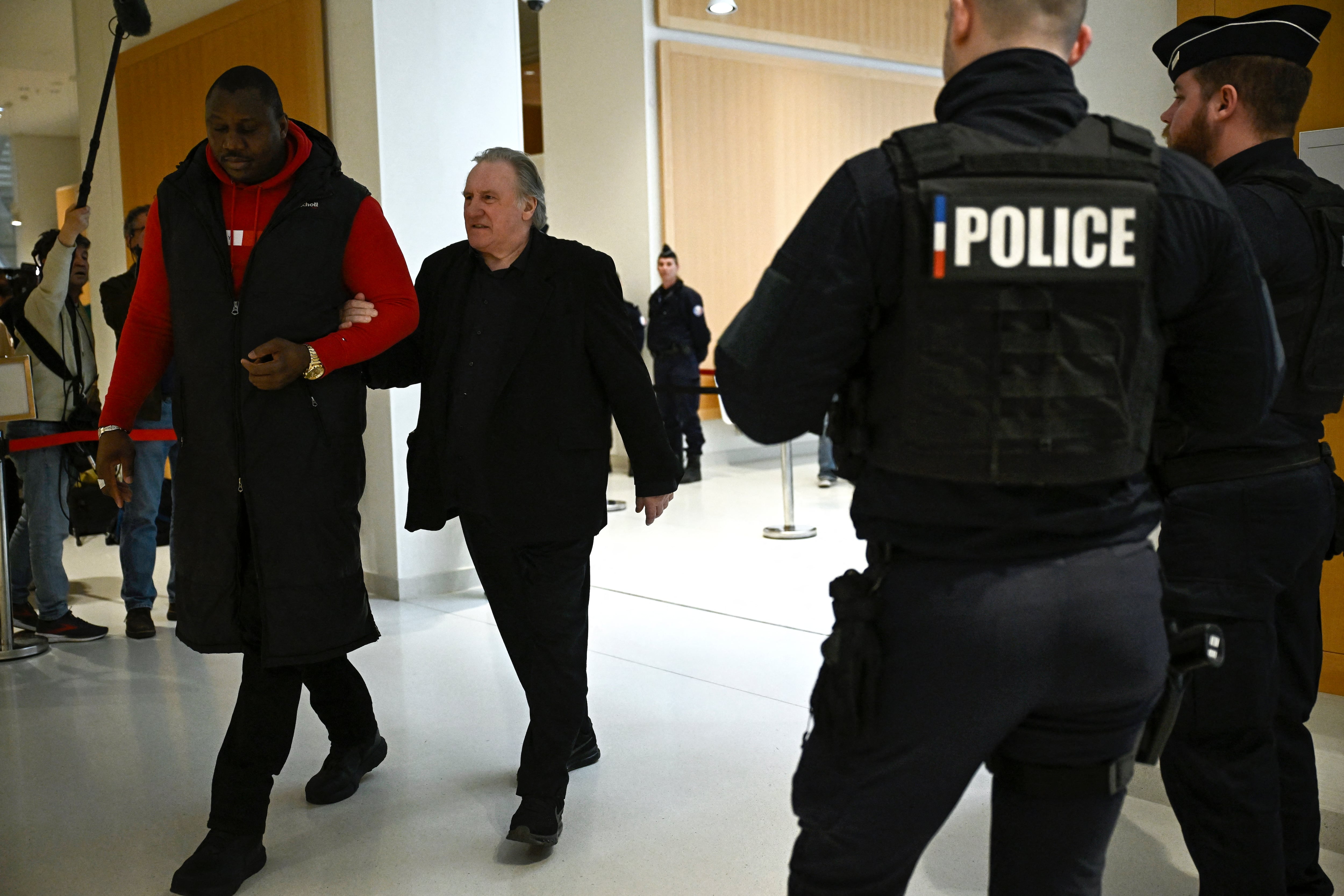 Depardieu llega con su guardaespaldas al tribunal.