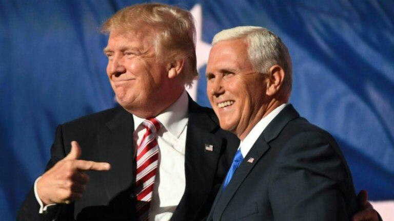 Mike Pence junto a Donald Trump. 