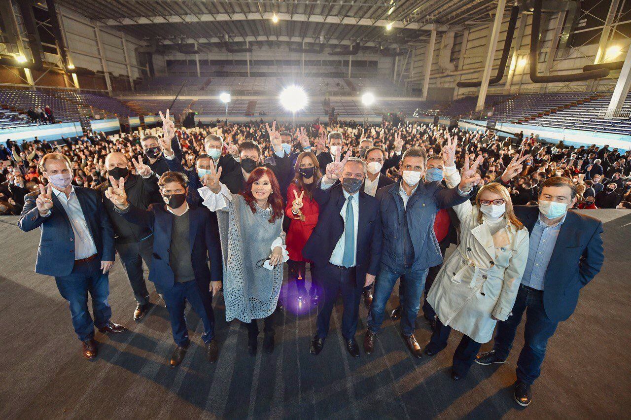 La primera línea del Frente de Todos en el cierre de la campaña.