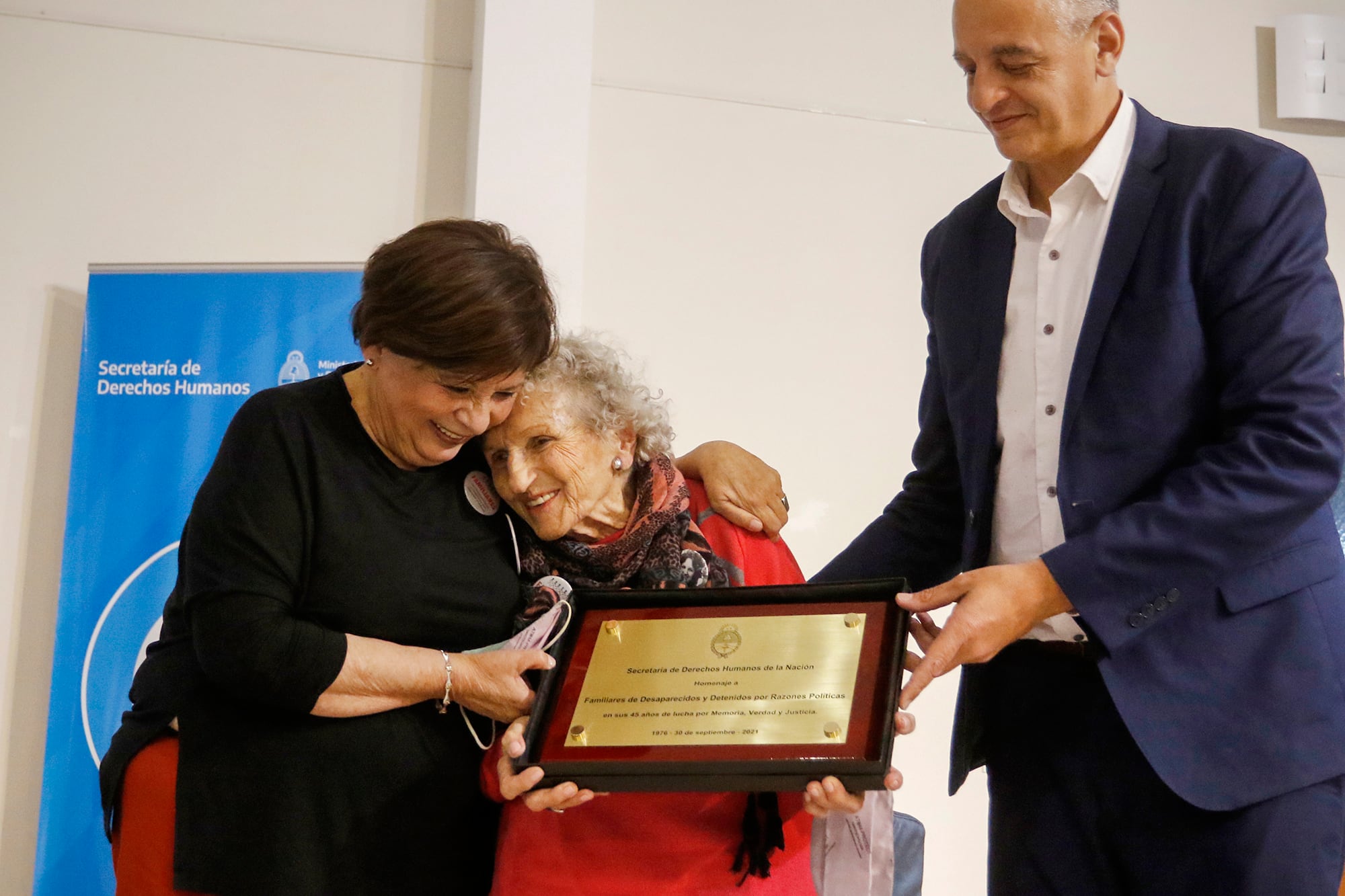 Horacio Pietragalla le entregó una placa conmemorativa a "Lita" Boitano.
