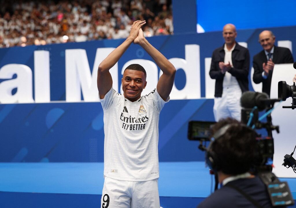 Mbappé saluda a los madrileños. Al fondo, Zidane aplaude.