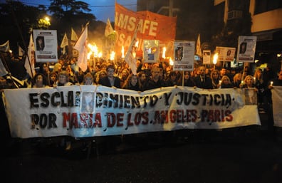 La marcha de antorchas partió desde Tribunales hasta la sede de gobernación.