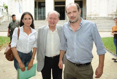 María Celeste y Guillermo Martínez junto a su padre, que también declaró ayer en el juicio.