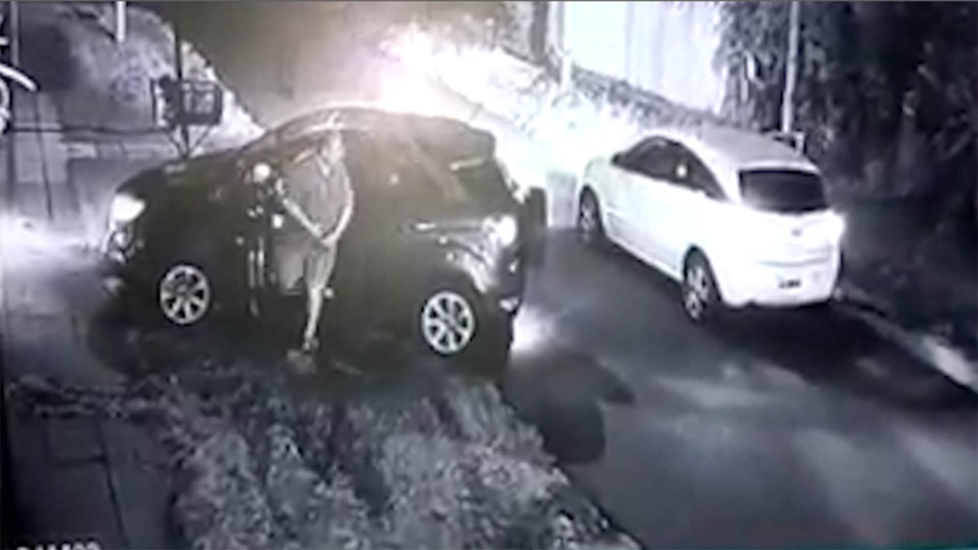 El hombre, retirado del Ejército Argentino, llegaba a su casa a bordo de su camioneta junto a otra persona cuando fue sorprendido por tres ladrones armados. (Imágen: Captura de video)