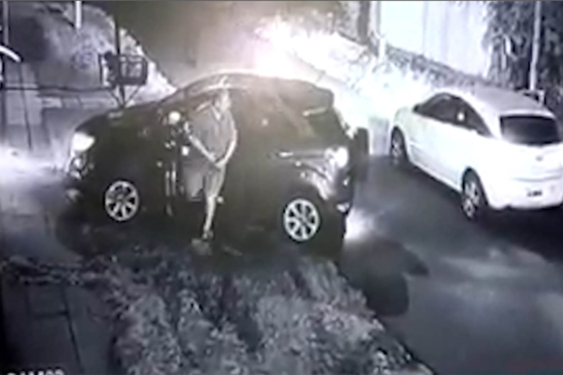 El hombre, retirado del Ejército Argentino, llegaba a su casa a bordo de su camioneta junto a otra persona cuando fue sorprendido por tres ladrones armados. (Imágen: Captura de video)