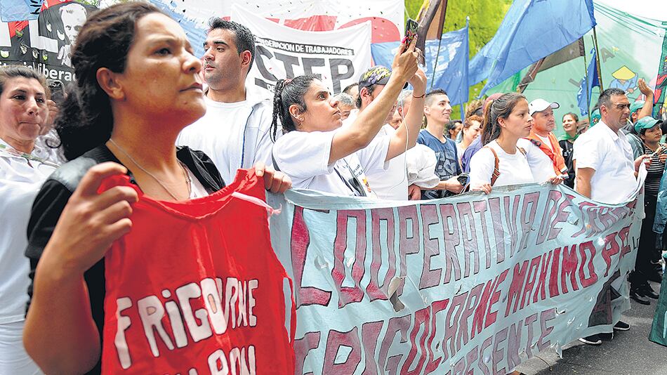 Trabajadores de Frigocarne, que da empleo a 142 personas, tomaron pacíficamente el hall del Inaes.