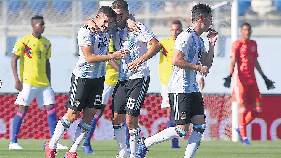 Julián Alvarez, golazo de tiro libre para la victoria.