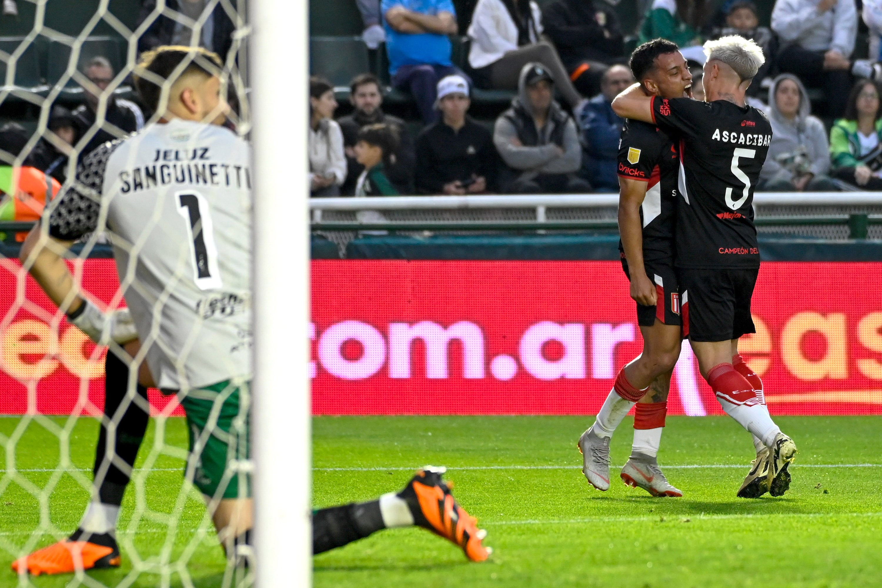 Ascacíbar abraza a Palacio, autor del primer tanto pincha