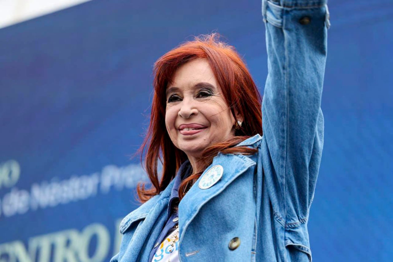 Desde su casa, Cristina Fernández de Kirchner envió un mensaje emotivo a la militancia que colmó Plaza de Mayo y ratificó su compromiso con la patria y el pueblo.          