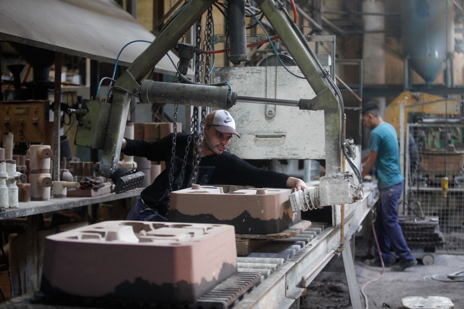 El salario industrial, variable de ajuste del "sistema Milei"