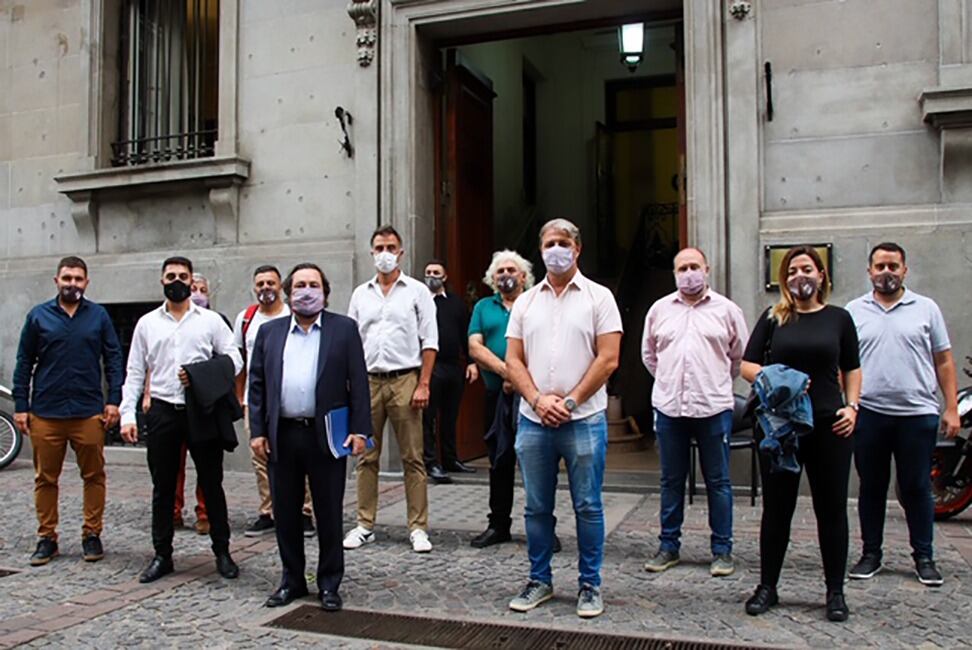 Toda la Comisión Directiva del club calamar