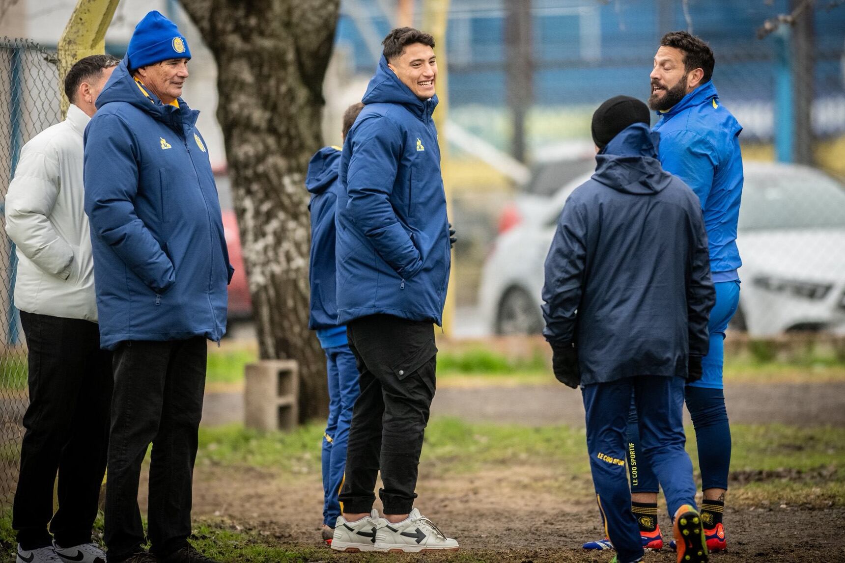 Alejo Véliz y Fatura Broun, durante una visita reciente del delantero al plantel.