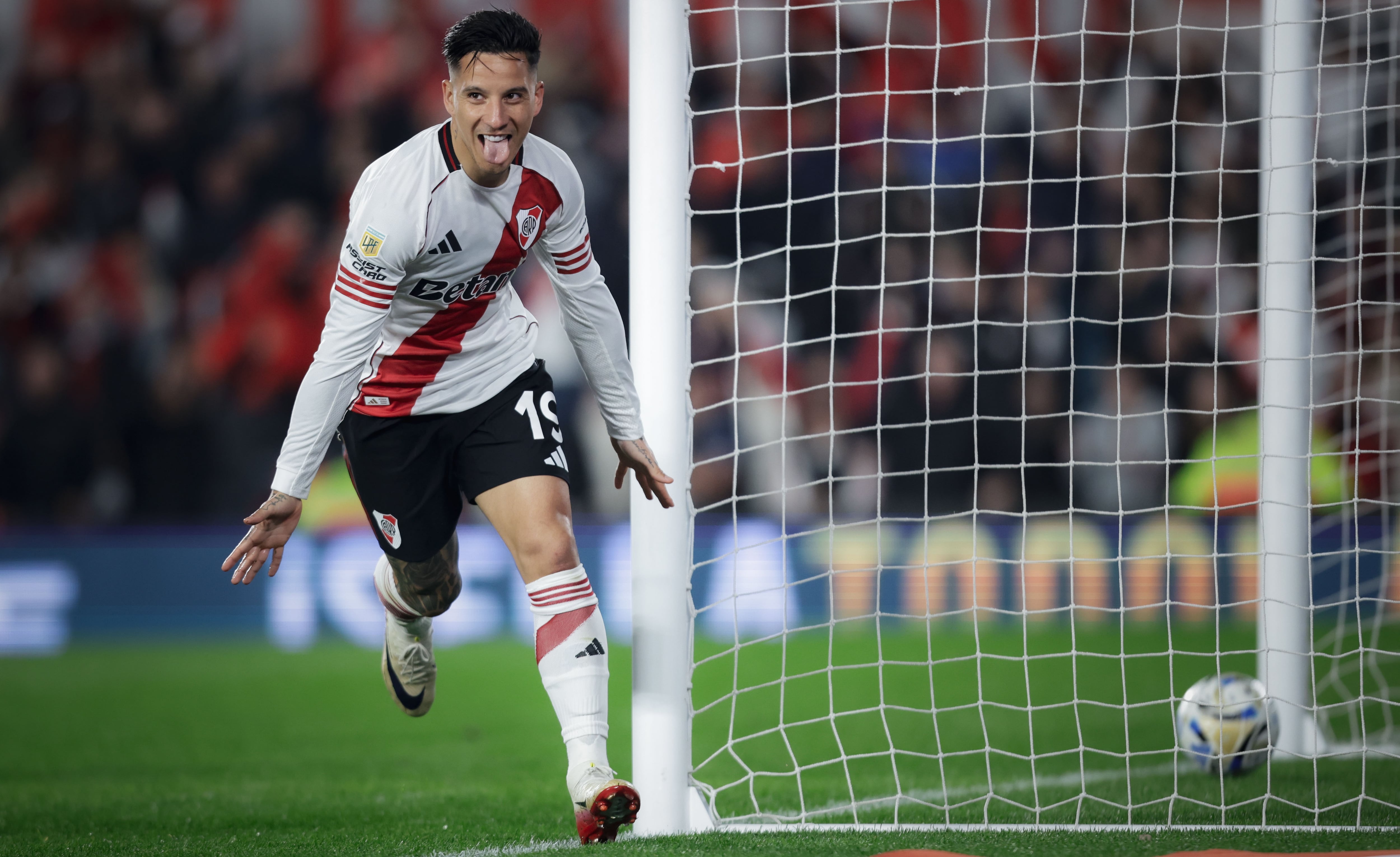 Driussi sale a festejar. El delantero tuvo una gran noche