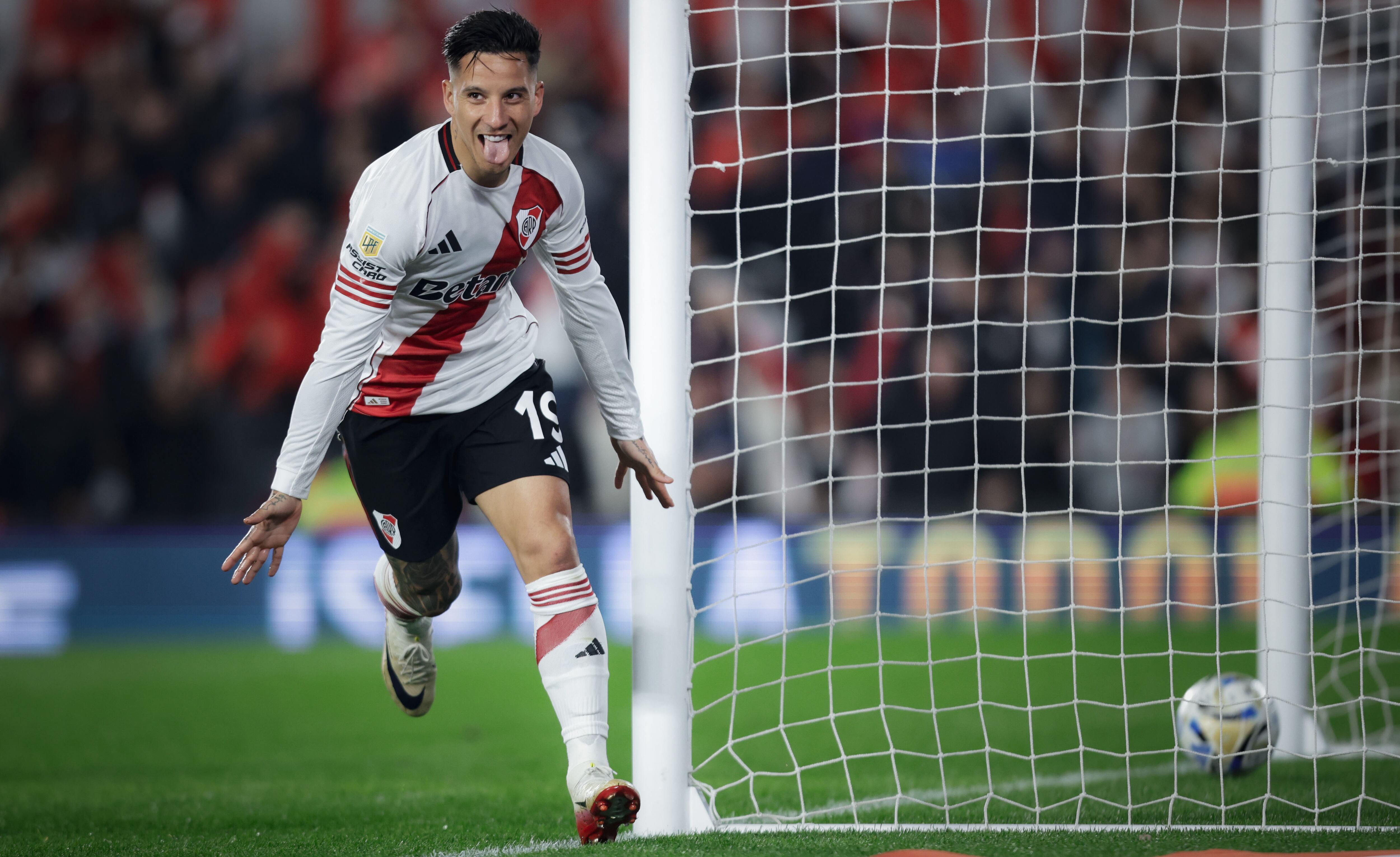 Driussi sale a festejar. El delantero tuvo una gran noche