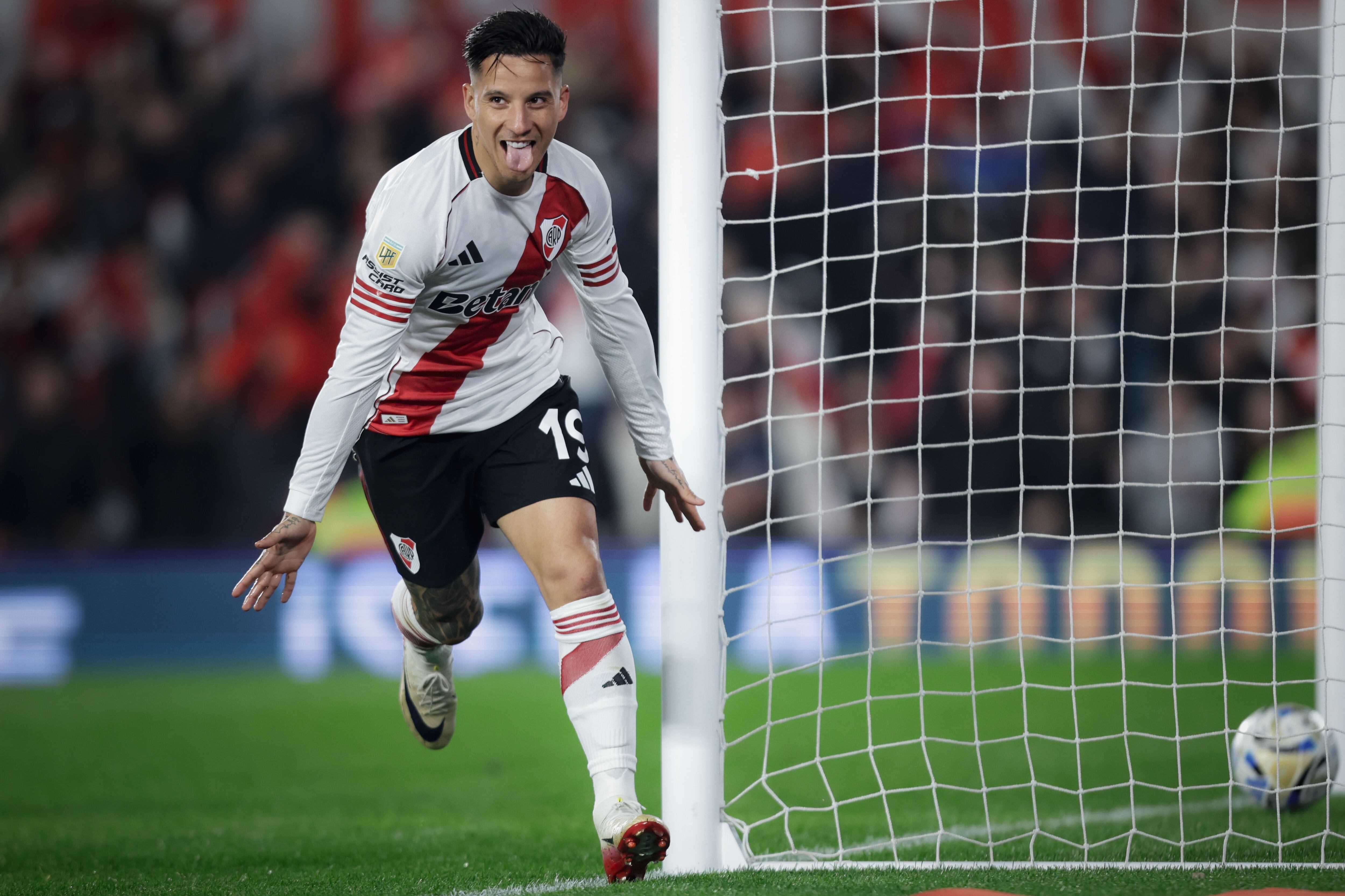 Driussi sale a festejar. El delantero tuvo una gran noche