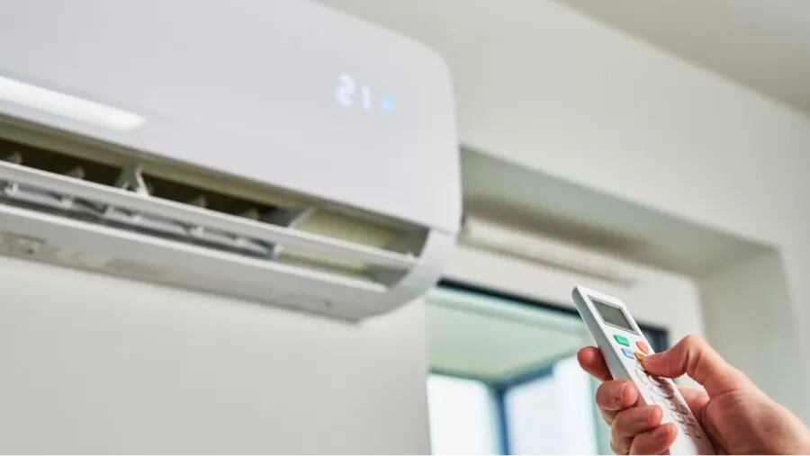 Un split mediano, de 3.000W, que puede servir para un ambiente promedio de un departamento, tiene un precio inicial que ronda los $130.000.