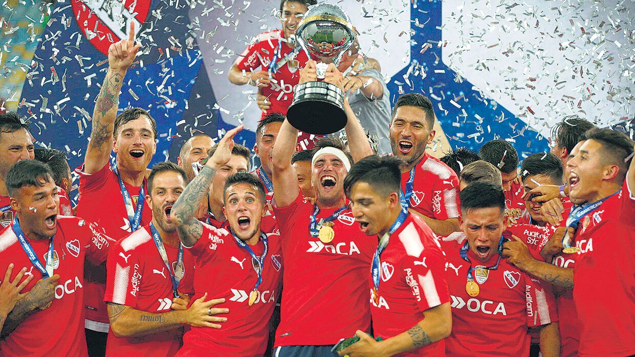 Los jugadores de Independiente festejan el título en el mítico estadio Maracaná de Río de Janeiro. La historia se sigue agrandando.