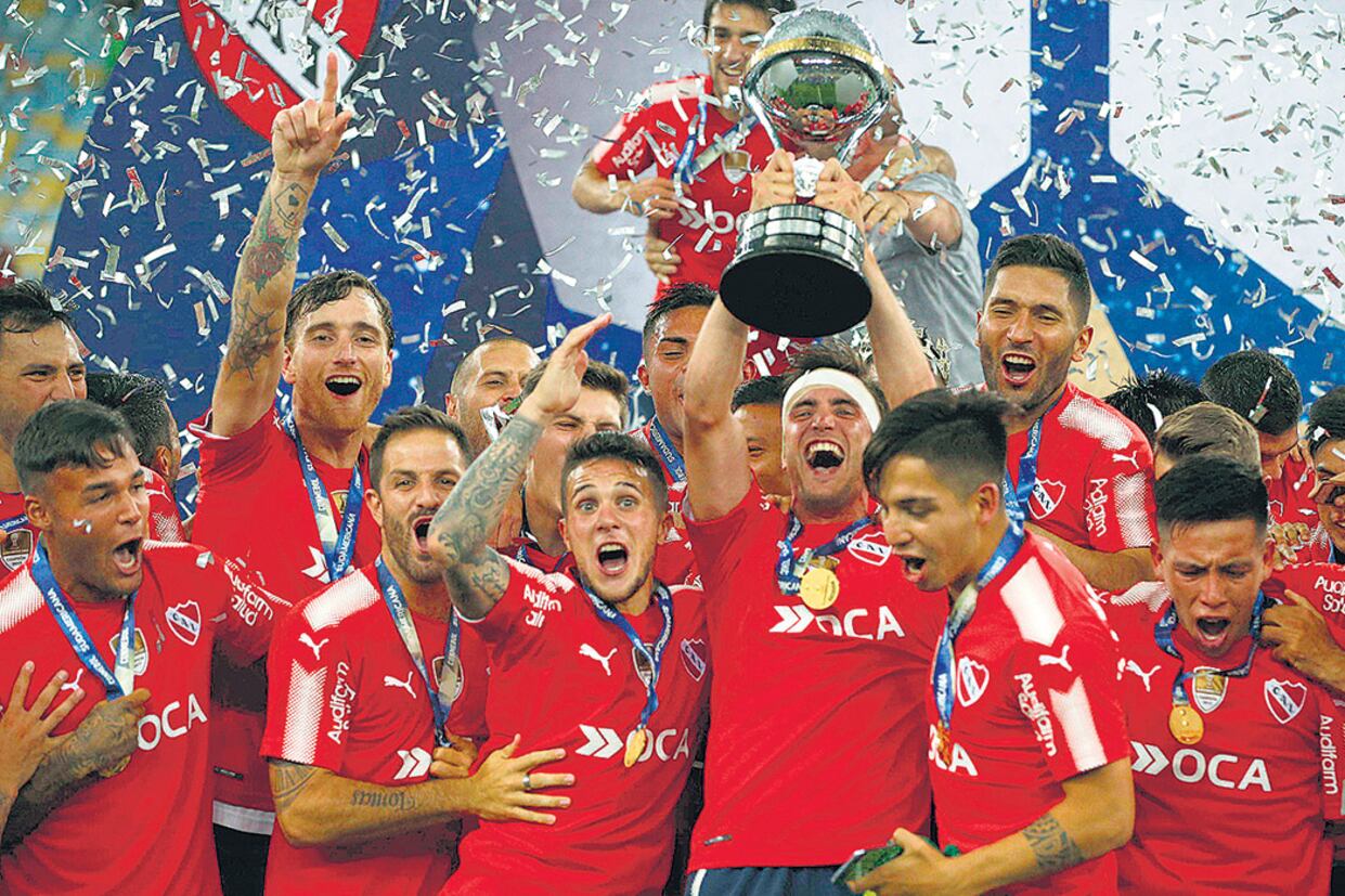 Los jugadores de Independiente festejan el título en el mítico estadio Maracaná de Río de Janeiro. La historia se sigue agrandando.