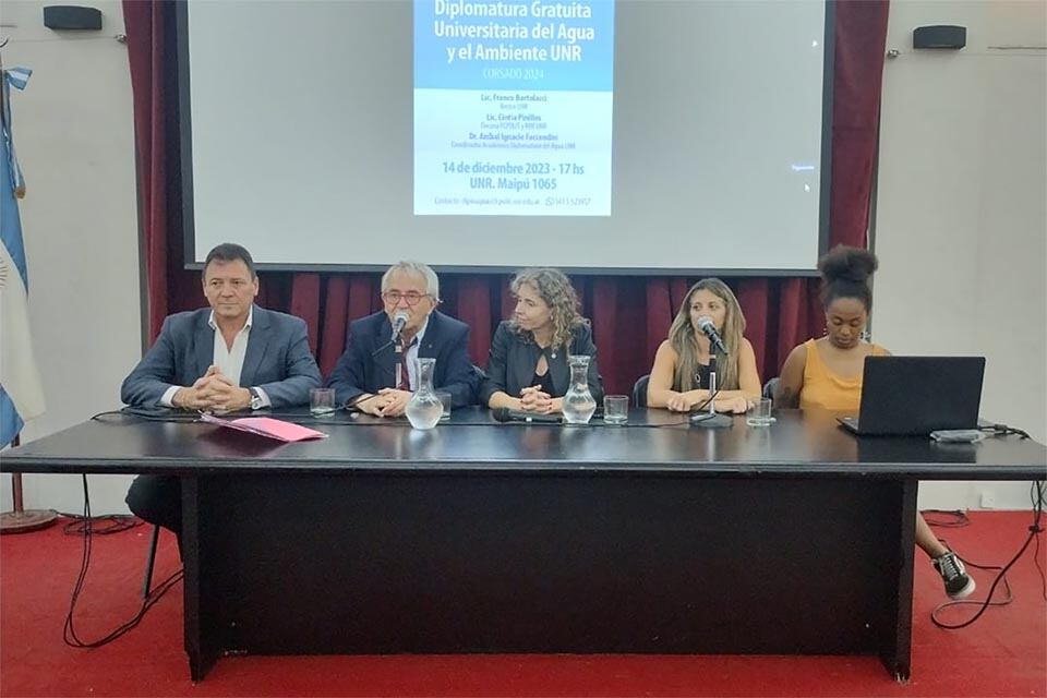 La Diplomatura se presentó en un conversatorio del que participó la decana de Ciencia Política.