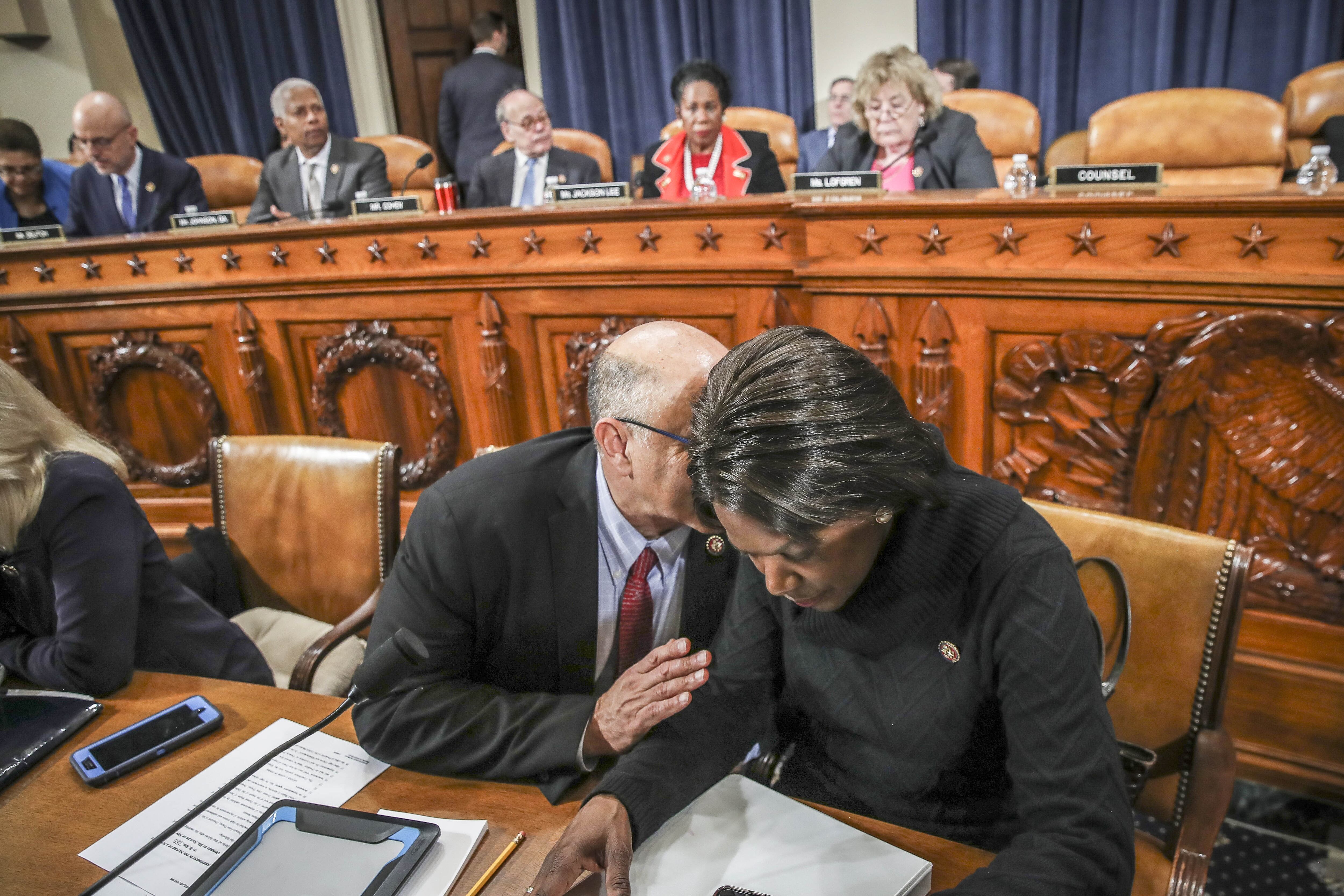 Dos miembros demócratas del comité judicial deliberan antes del voto en contra de Trump.