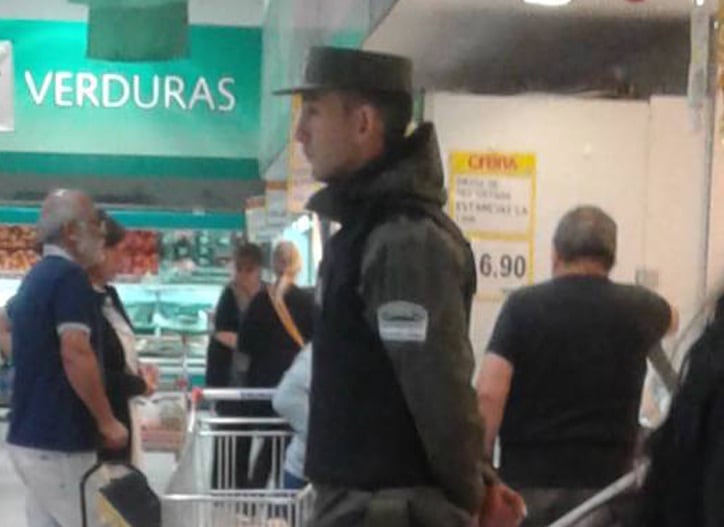 Un gendarme vigila a los clientes de La Anónima.