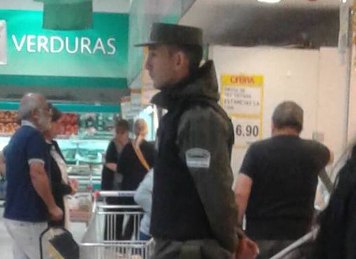 Un gendarme vigila a los clientes de La Anónima.