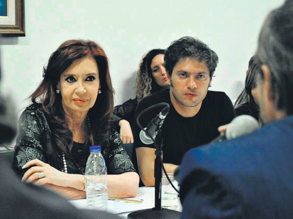 Cristina Fernández de Kirchner compartió anoche una charla con Axel Kicillof en el Instituto Patria.
