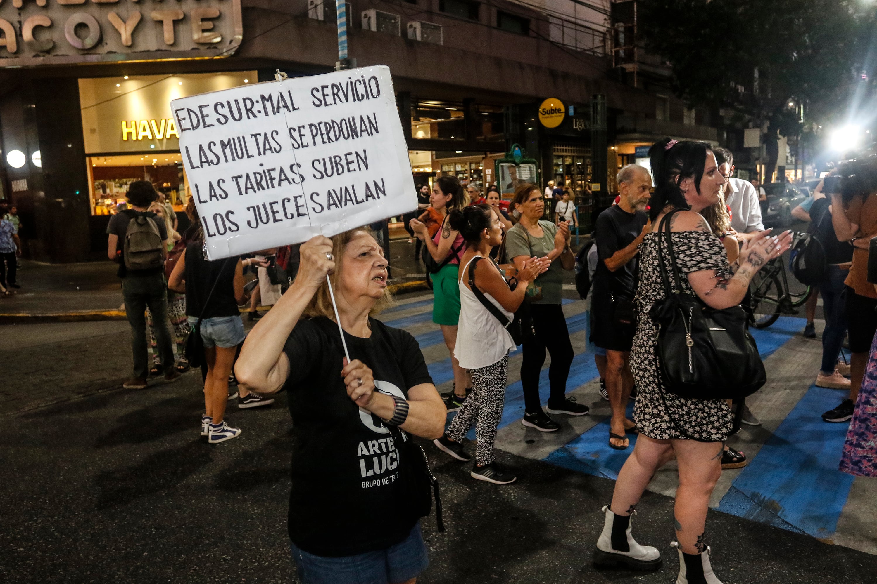 Más de 20 mil usuarios siguen sin luz en distintos barrios porteños.