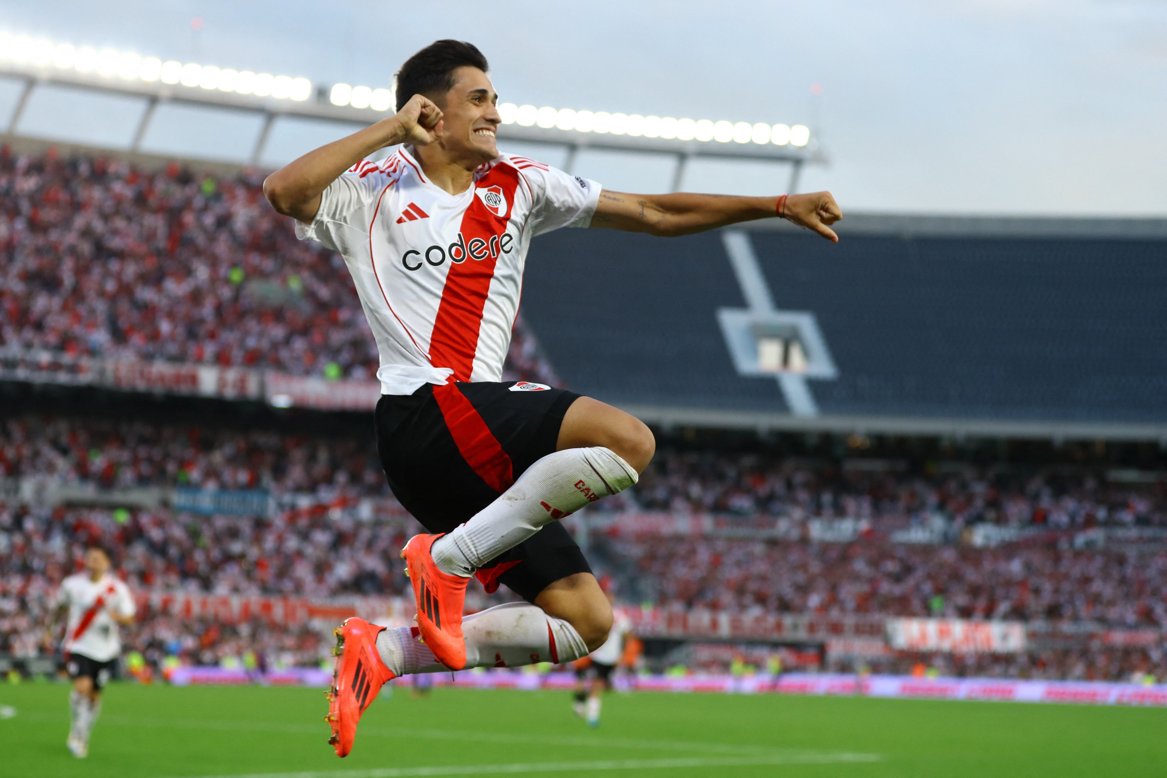 Solari marcó doblete y el Millonario sobrevivió