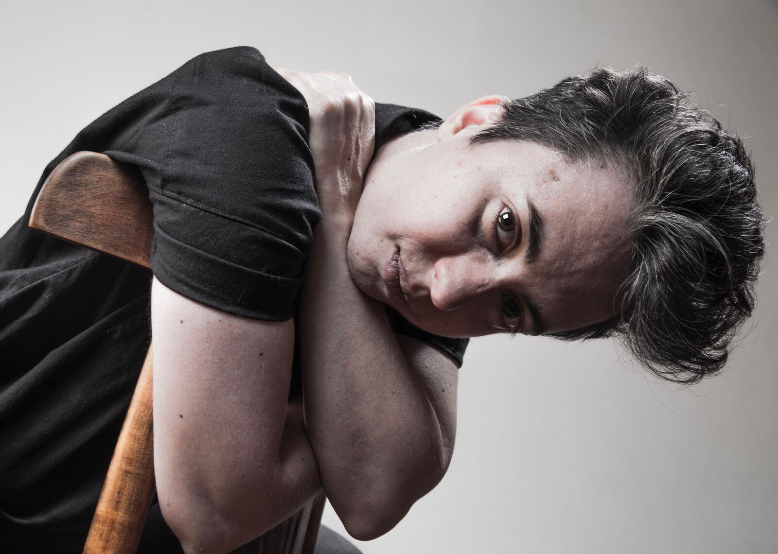 Estudió Filosofía en la UBA. Dicta talleres de escritura y escribe en medios nacionales y de afuera. Publicó Tarda en apagarse (Caleta Olivia, 2017) y Donde brilla el tibio sol (Mansalva, 2022). 