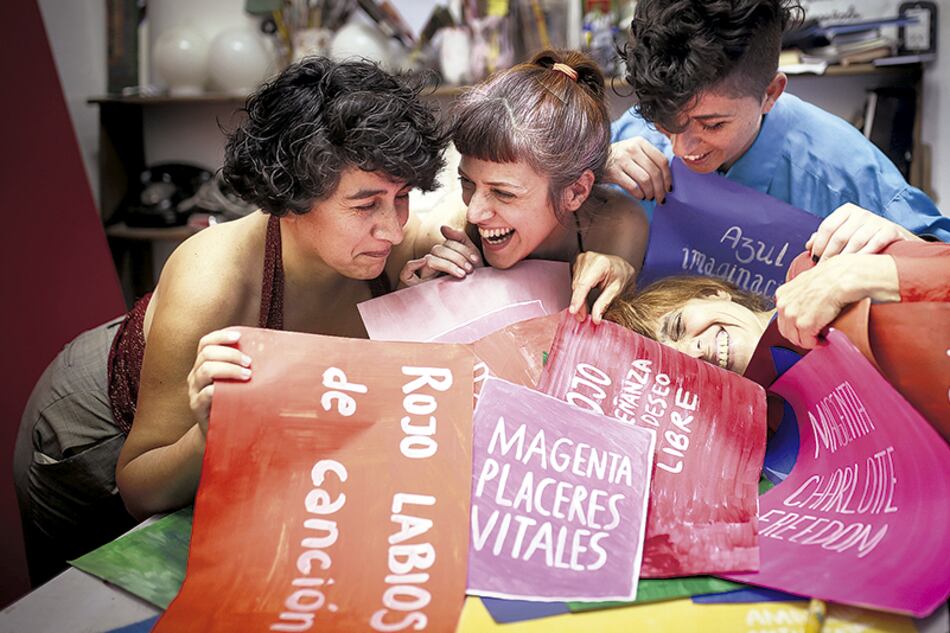 Mariela Sacafati, Marina De Caro, Daiana Rose, Victoria Musotto y Guillermina Mongan (ausente en la foto) son Cromoactivismo, colectivo de resistencia micropolítica que reescribe la historia de cada pigmento, su nombre y sus referencias en la vida social