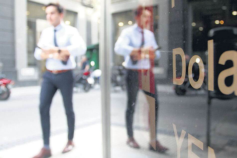 De a poco el dólar vuelve a entrar en calor luego de varios días de relativa calma.