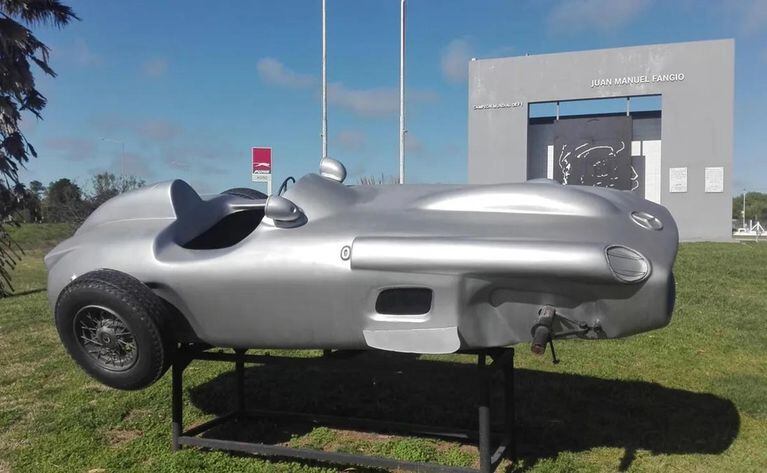 La réplica del "Flecha de Plata", el auto emblemático de Juan Manuel Fangio. (Foto: Central Noticias Madariaga).