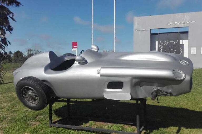 La réplica del "Flecha de Plata", el auto emblemático de Juan Manuel Fangio. (Foto: Central Noticias Madariaga).
