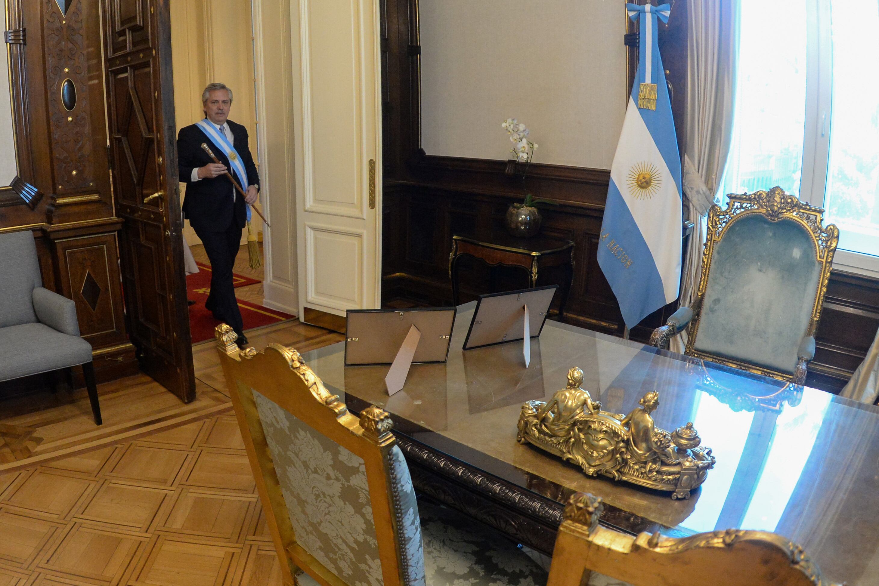 El Presidente, ingresando en su despacho en Casa Rosada.