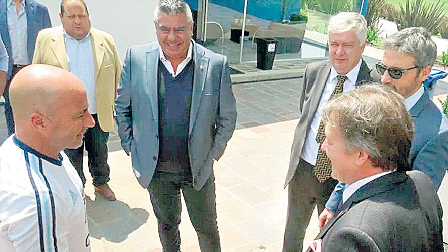 Chiqui Tapia departe en Ezeiza con el embajador ruso y con Sampaoli.