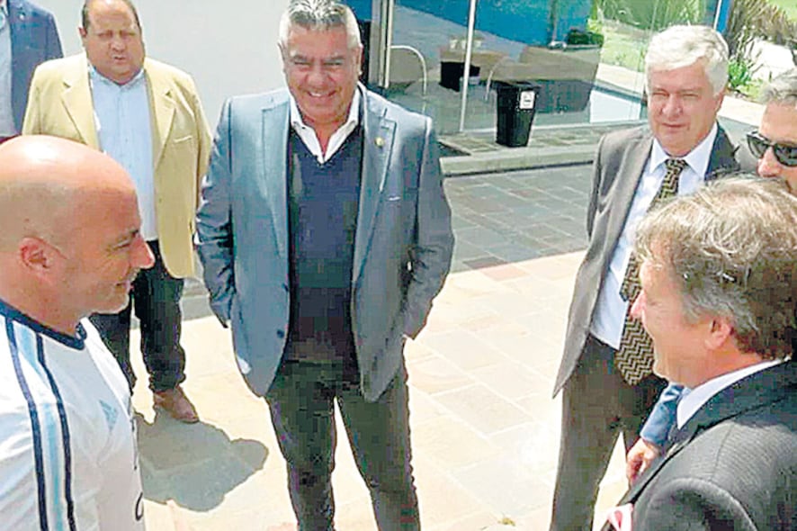 Chiqui Tapia departe en Ezeiza con el embajador ruso y con Sampaoli.